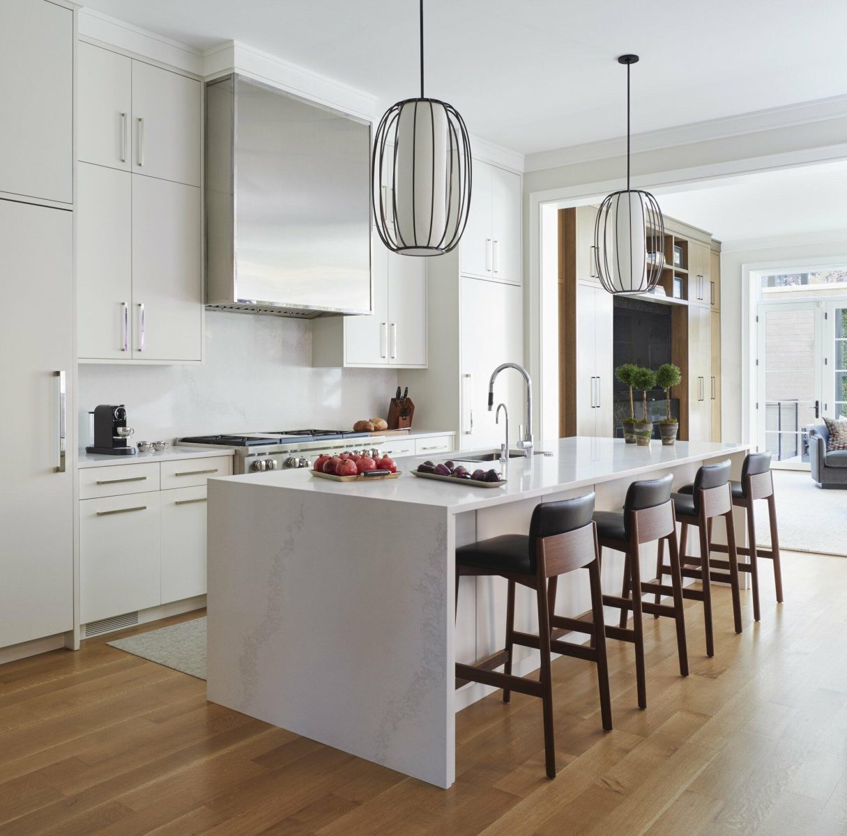 Modern Kitchen with Breakfast Bar in Chicago