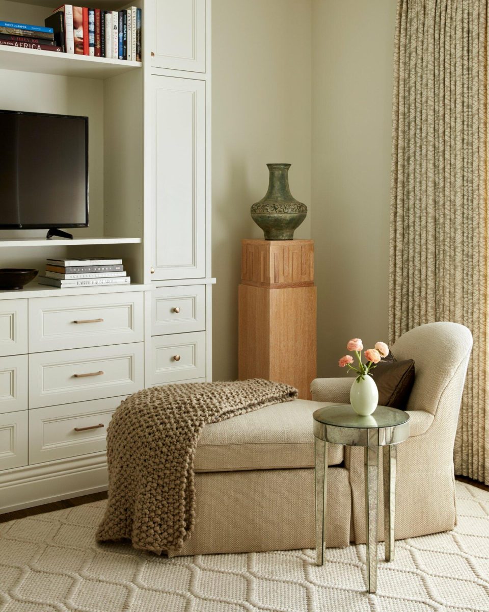 Elegant Chaise Lounge Bedroom Decor