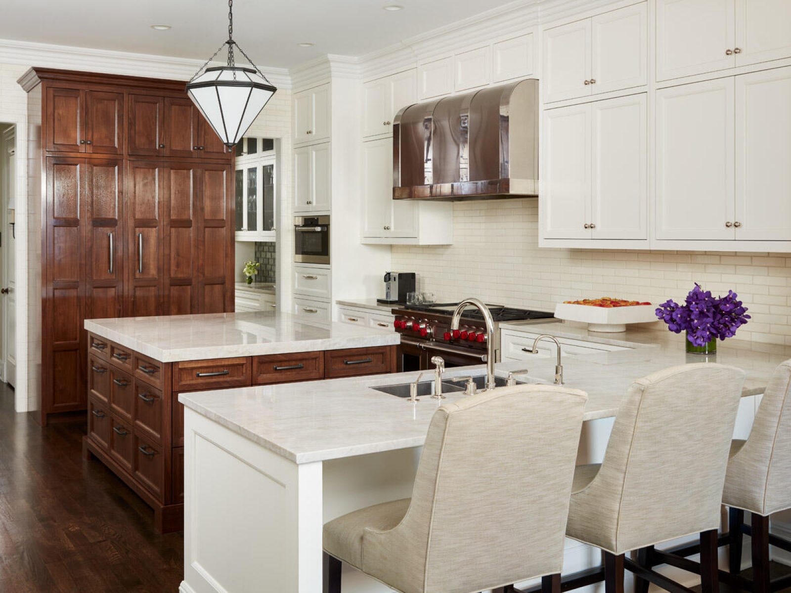 Breakfast Bar in a Modern Kitchen Design
